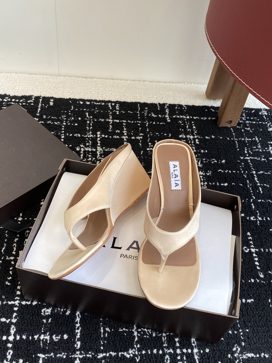 代购级
alaia 25ss 春夏新款 坡跟夹脚拖鞋 系列

立方体缎面穆勒鞋，立方鞋跟设计，细腻缎光暗