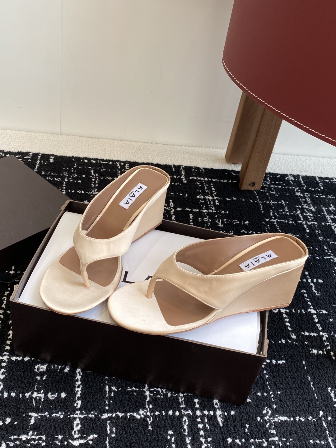 代购级
alaia 25ss 春夏新款 坡跟夹脚拖鞋 系列

立方体缎面穆勒鞋，立方鞋跟设计，细腻缎光暗