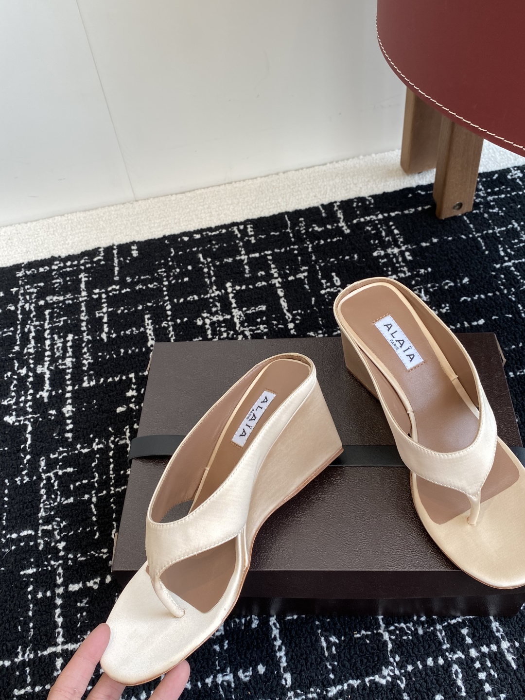 代购级
alaia 25ss 春夏新款 坡跟夹脚拖鞋 系列

立方体缎面穆勒鞋，立方鞋跟设计，细腻缎光暗