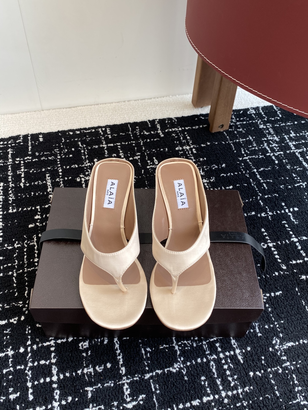 代购级
alaia 25ss 春夏新款 坡跟夹脚拖鞋 系列

立方体缎面穆勒鞋，立方鞋跟设计，细腻缎光暗