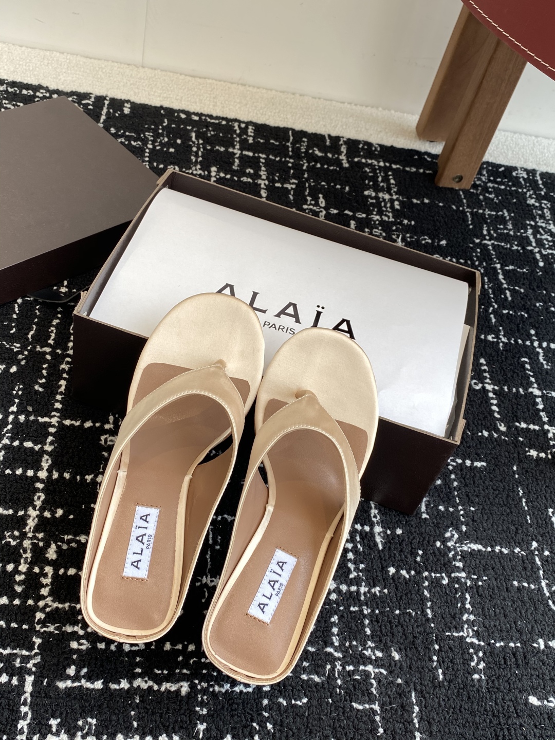 代购级
alaia 25ss 春夏新款 坡跟夹脚拖鞋 系列

立方体缎面穆勒鞋，立方鞋跟设计，细腻缎光暗