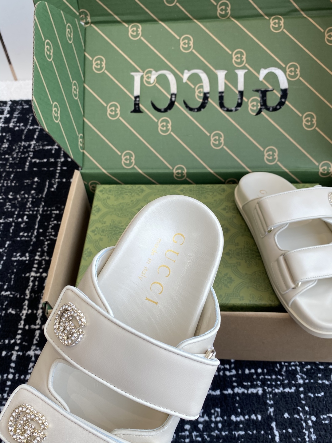 代购级
Gucci25ss 春夏季新款 官网同步水钻 沙滩凉拖鞋

此款凉鞋以GG帆布匠心打造，缀饰一眼