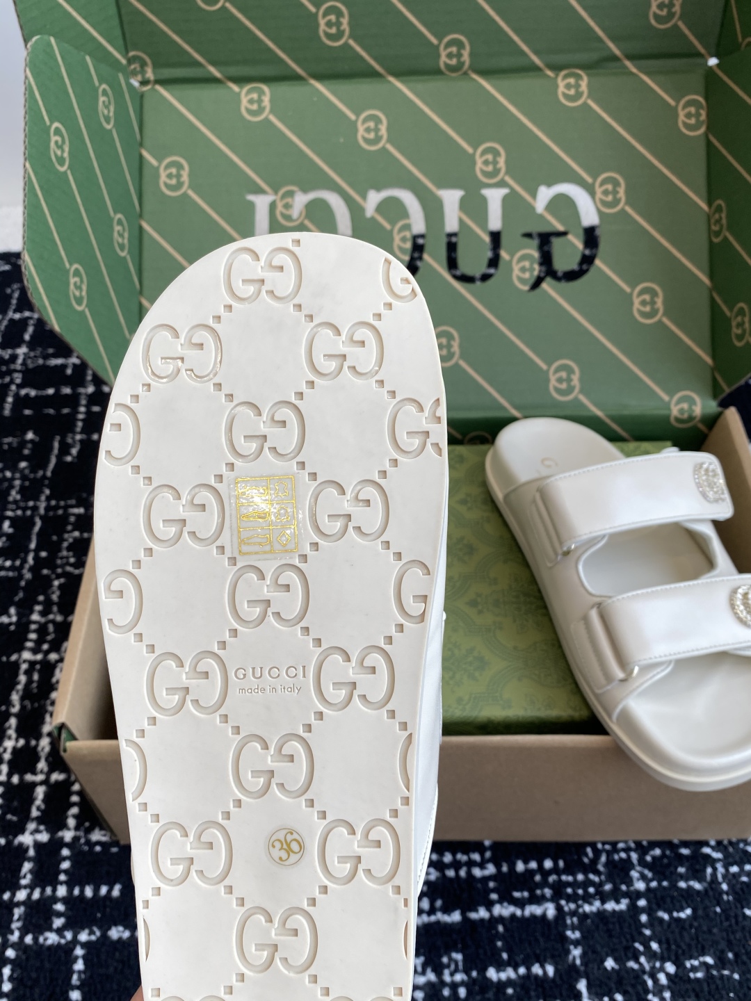 代购级
Gucci25ss 春夏季新款 官网同步水钻 沙滩凉拖鞋

此款凉鞋以GG帆布匠心打造，缀饰一眼