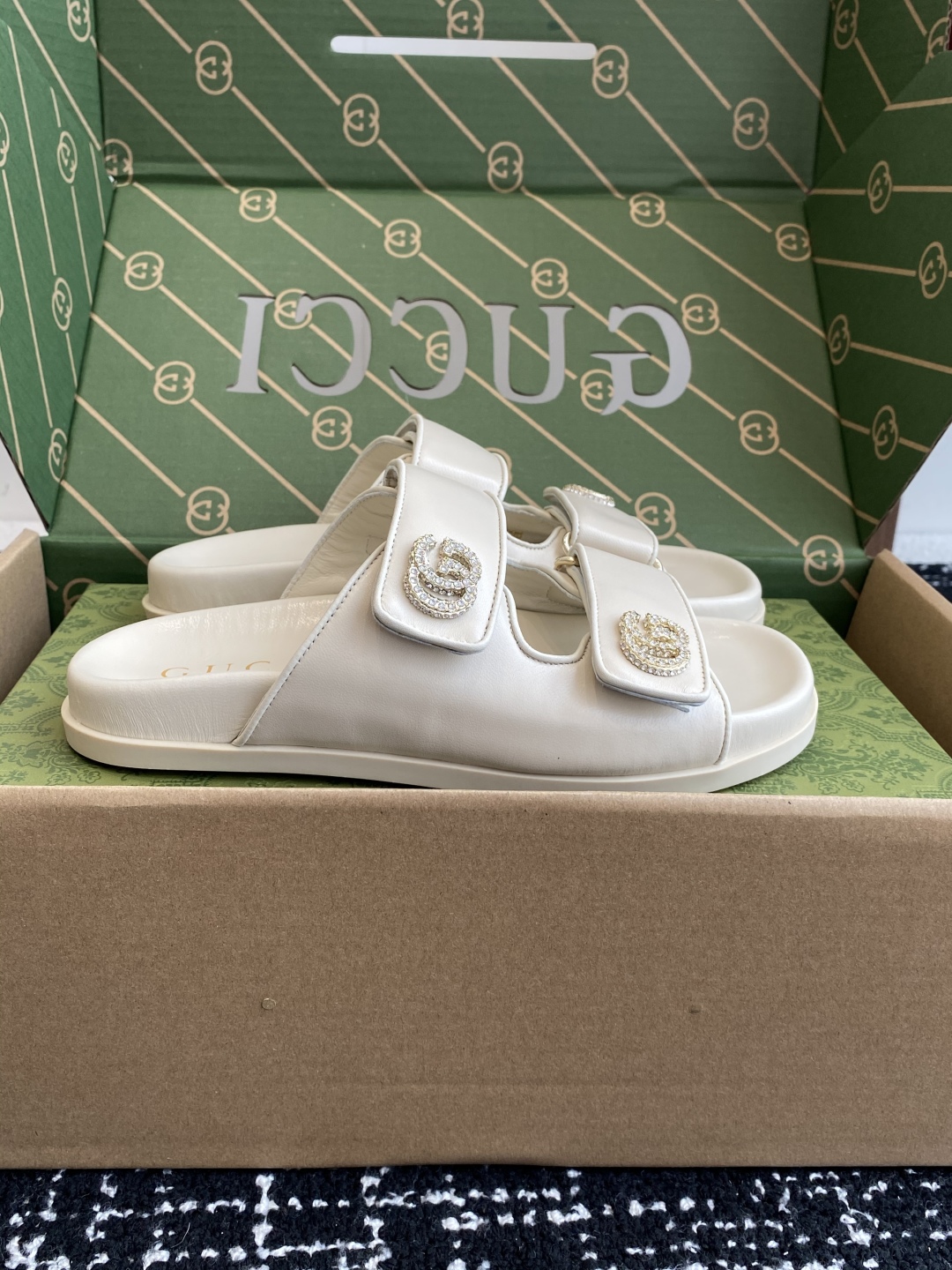 代购级
Gucci25ss 春夏季新款 官网同步水钻 沙滩凉拖鞋

此款凉鞋以GG帆布匠心打造，缀饰一眼