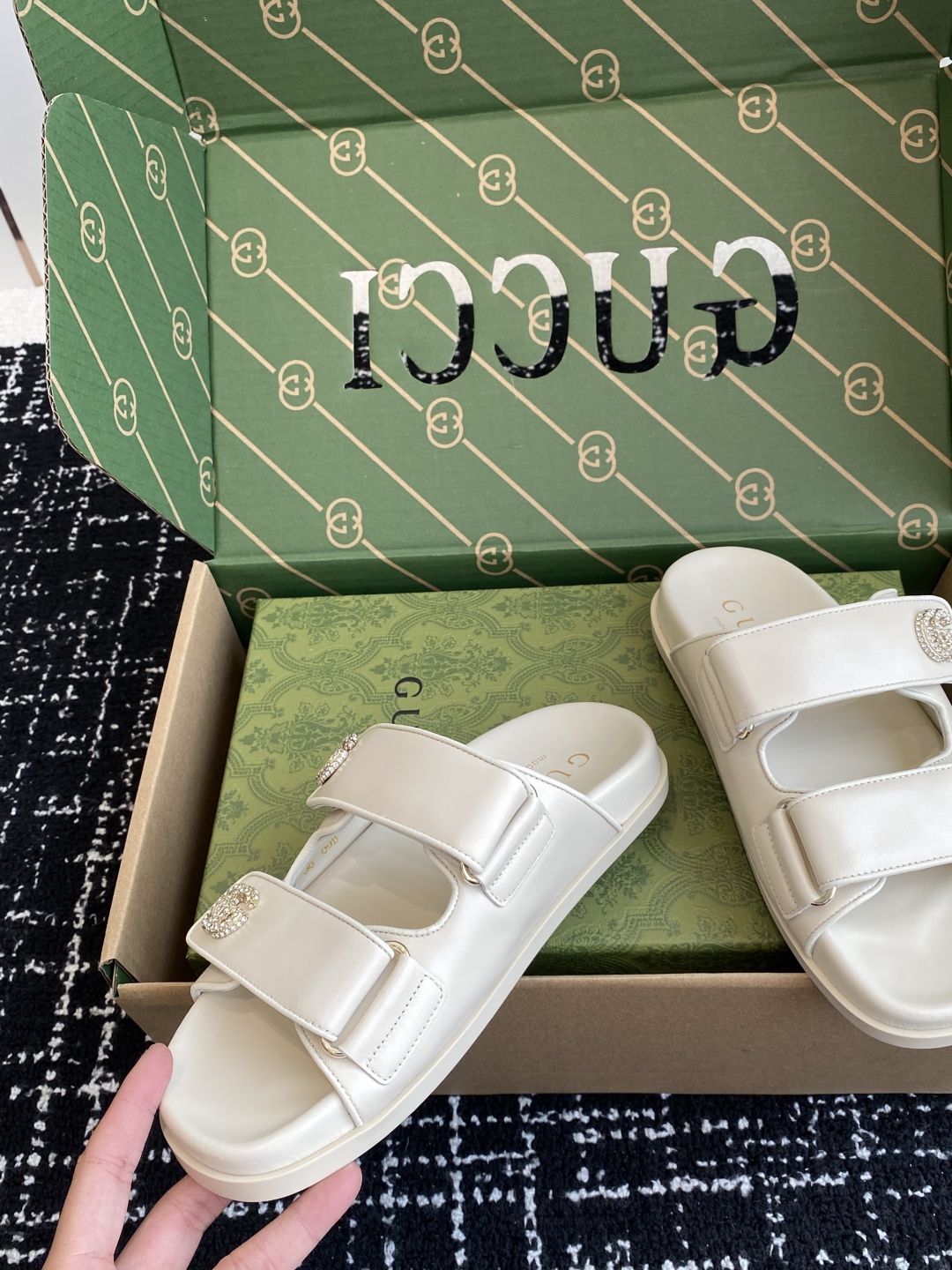 代购级
Gucci25ss 春夏季新款 官网同步水钻 沙滩凉拖鞋

此款凉鞋以GG帆布匠心打造，缀饰一眼