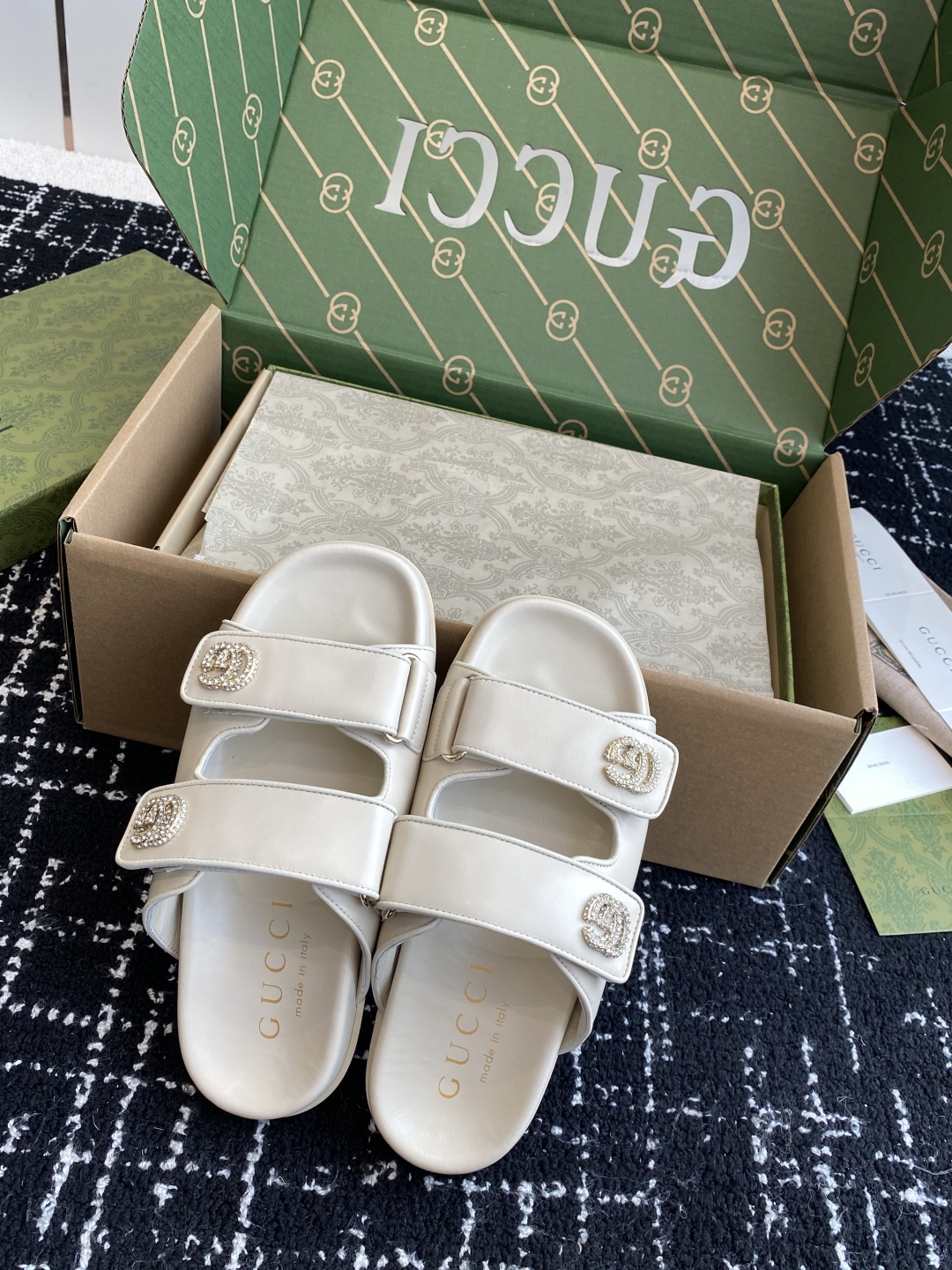 代购级
Gucci25ss 春夏季新款 官网同步水钻 沙滩凉拖鞋

此款凉鞋以GG帆布匠心打造，缀饰一眼