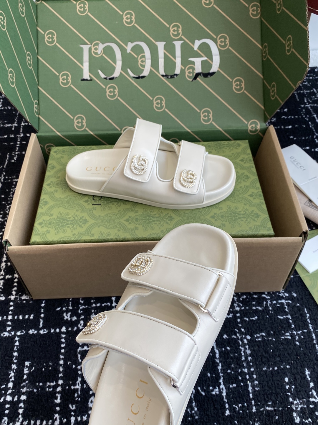 代购级
Gucci25ss 春夏季新款 官网同步水钻 沙滩凉拖鞋

此款凉鞋以GG帆布匠心打造，缀饰一眼