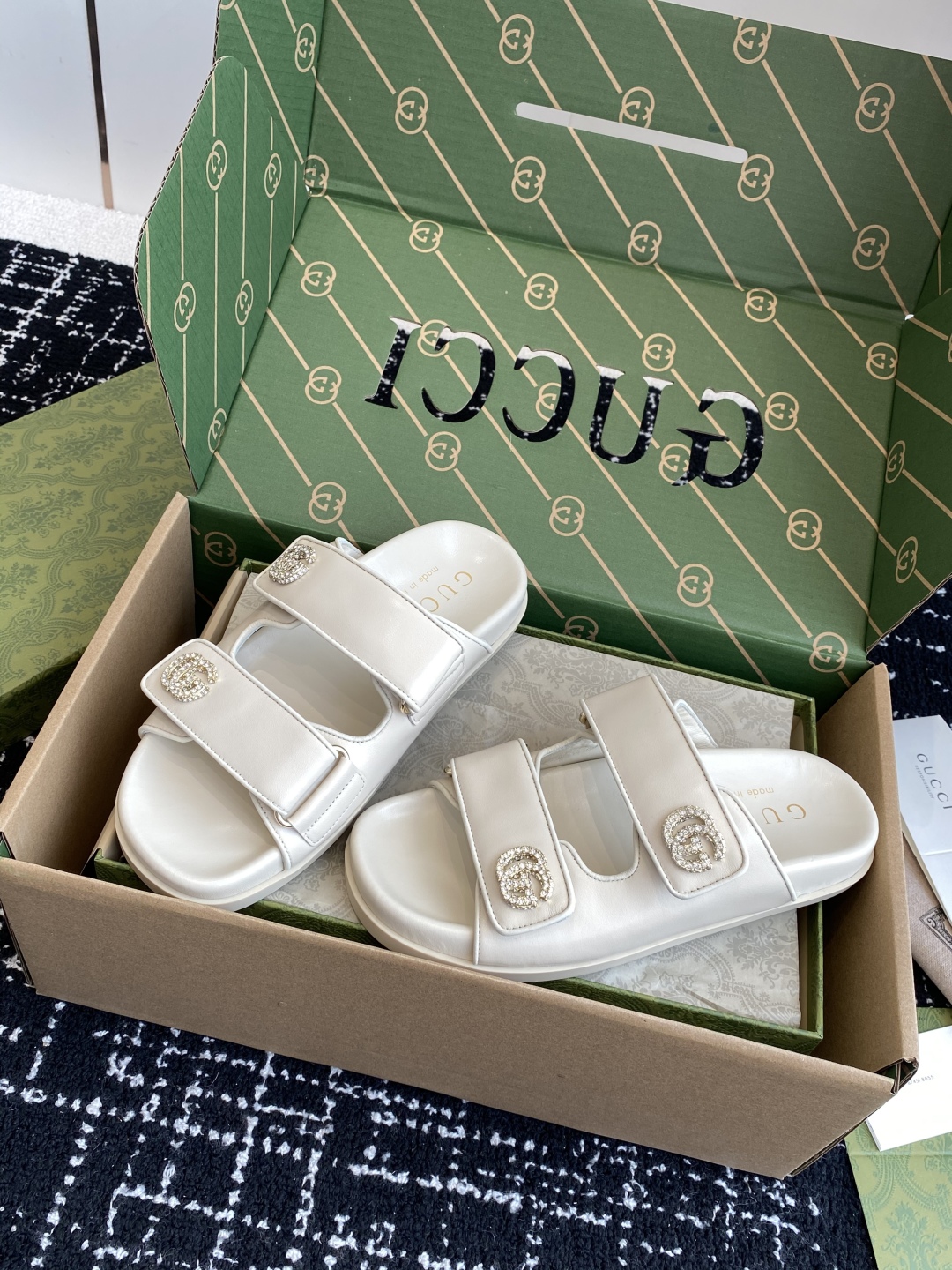 代购级
Gucci25ss 春夏季新款 官网同步水钻 沙滩凉拖鞋

此款凉鞋以GG帆布匠心打造，缀饰一眼