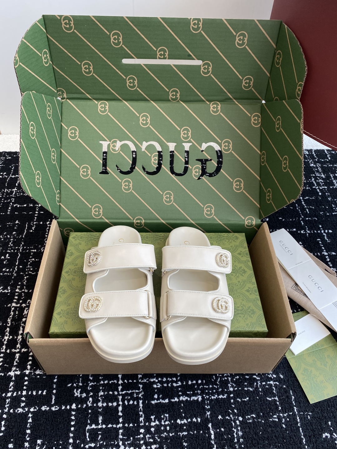 代购级
Gucci25ss 春夏季新款 官网同步水钻 沙滩凉拖鞋

此款凉鞋以GG帆布匠心打造，缀饰一眼