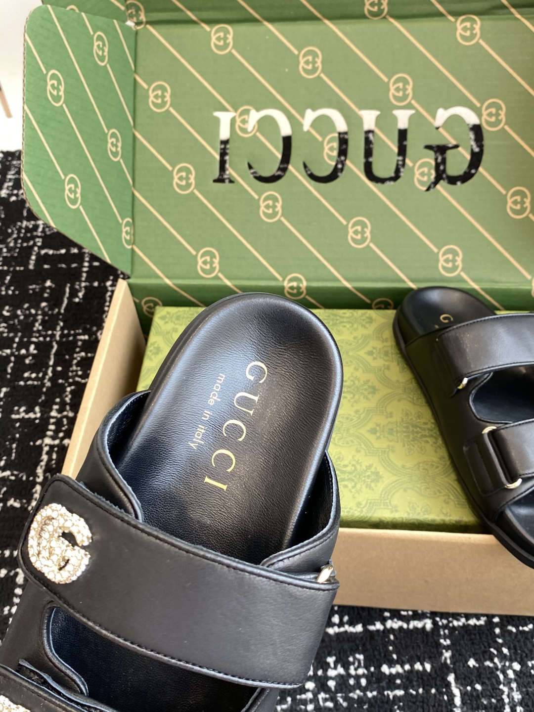 代购级
Gucci25ss 春夏季新款 官网同步水钻 沙滩凉拖鞋

此款凉鞋以GG帆布匠心打造，缀饰一眼