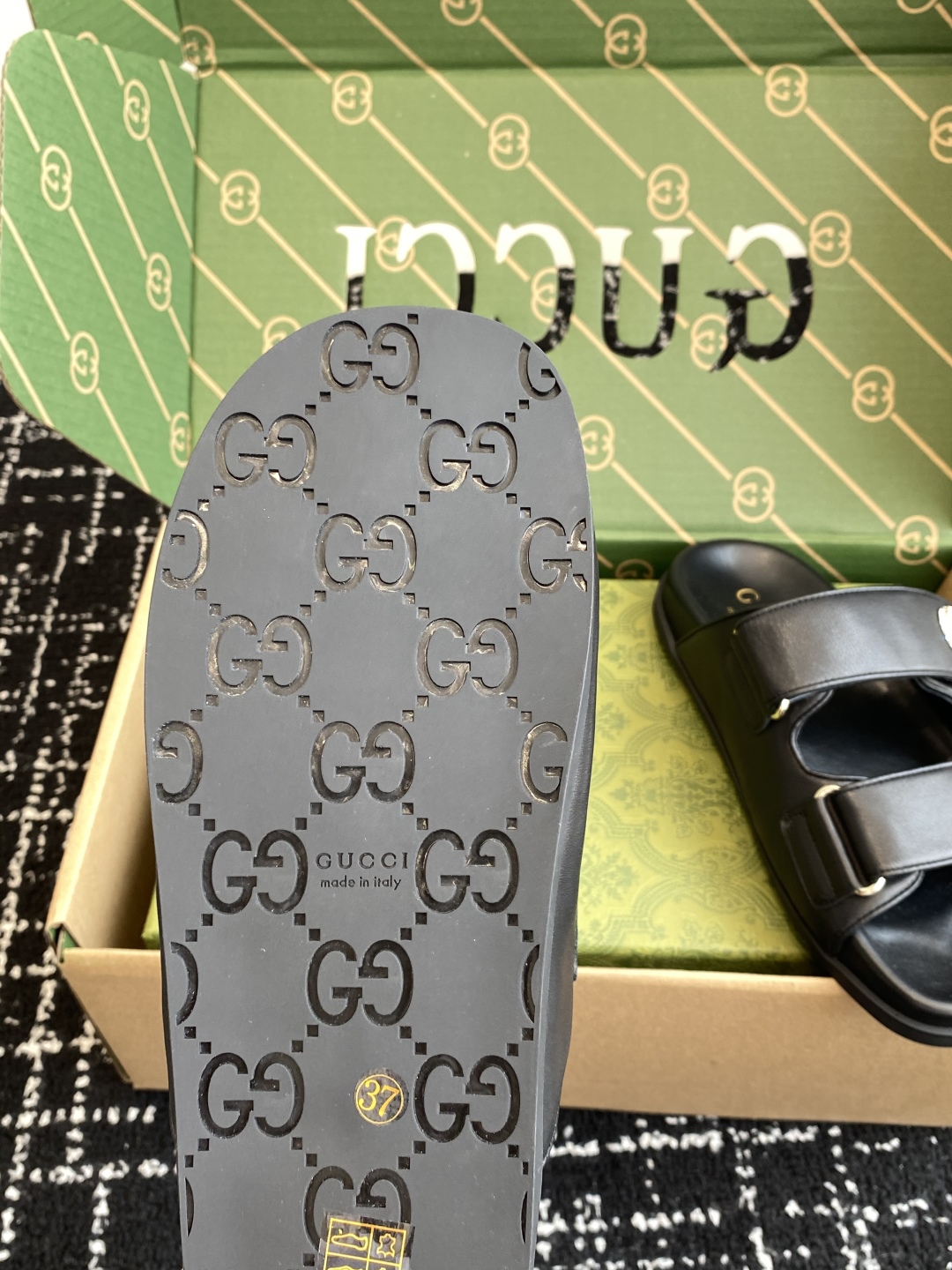 代购级
Gucci25ss 春夏季新款 官网同步水钻 沙滩凉拖鞋

此款凉鞋以GG帆布匠心打造，缀饰一眼