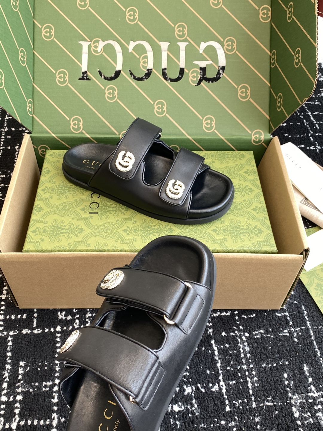 代购级
Gucci25ss 春夏季新款 官网同步水钻 沙滩凉拖鞋

此款凉鞋以GG帆布匠心打造，缀饰一眼