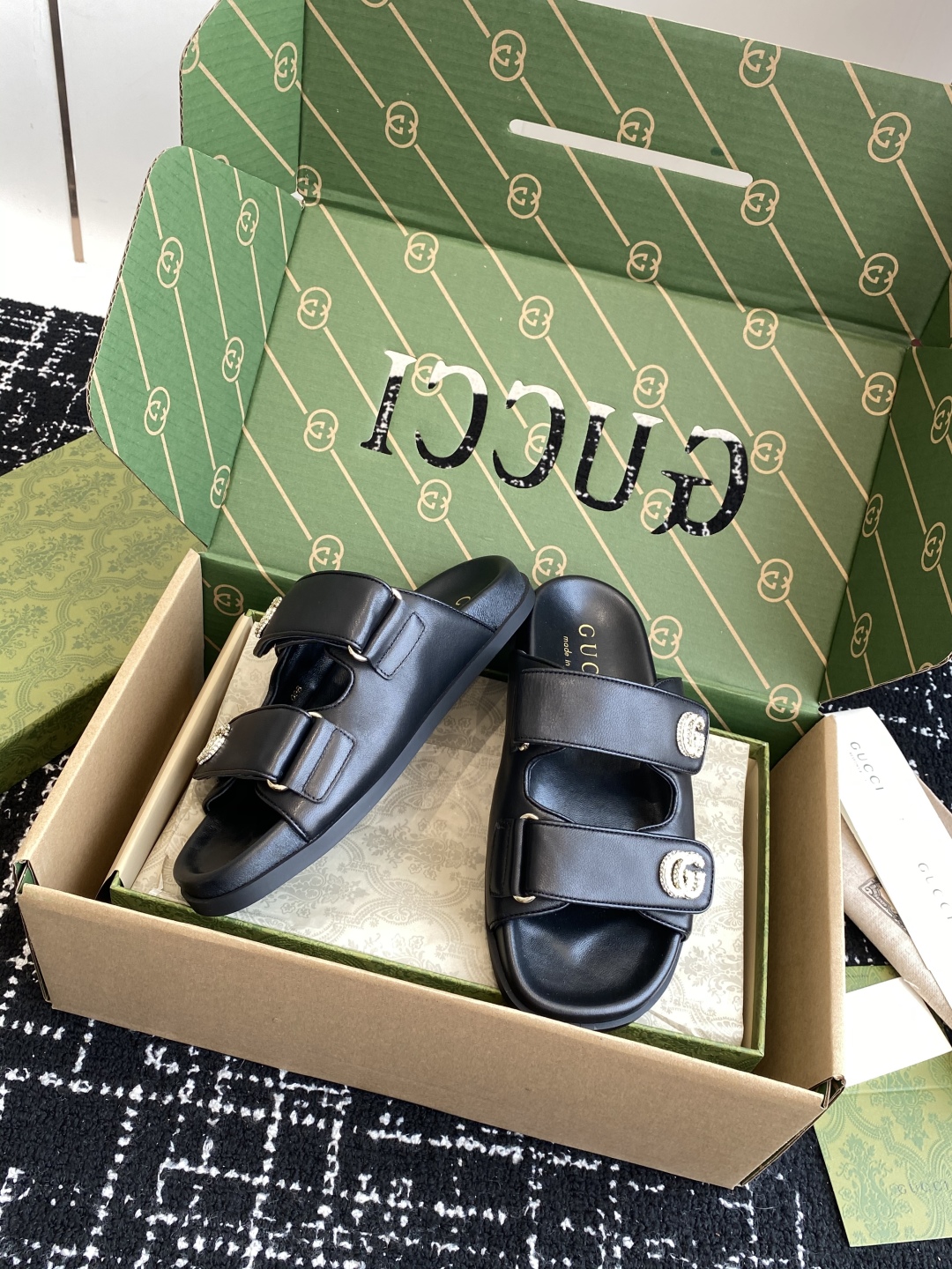 代购级
Gucci25ss 春夏季新款 官网同步水钻 沙滩凉拖鞋

此款凉鞋以GG帆布匠心打造，缀饰一眼