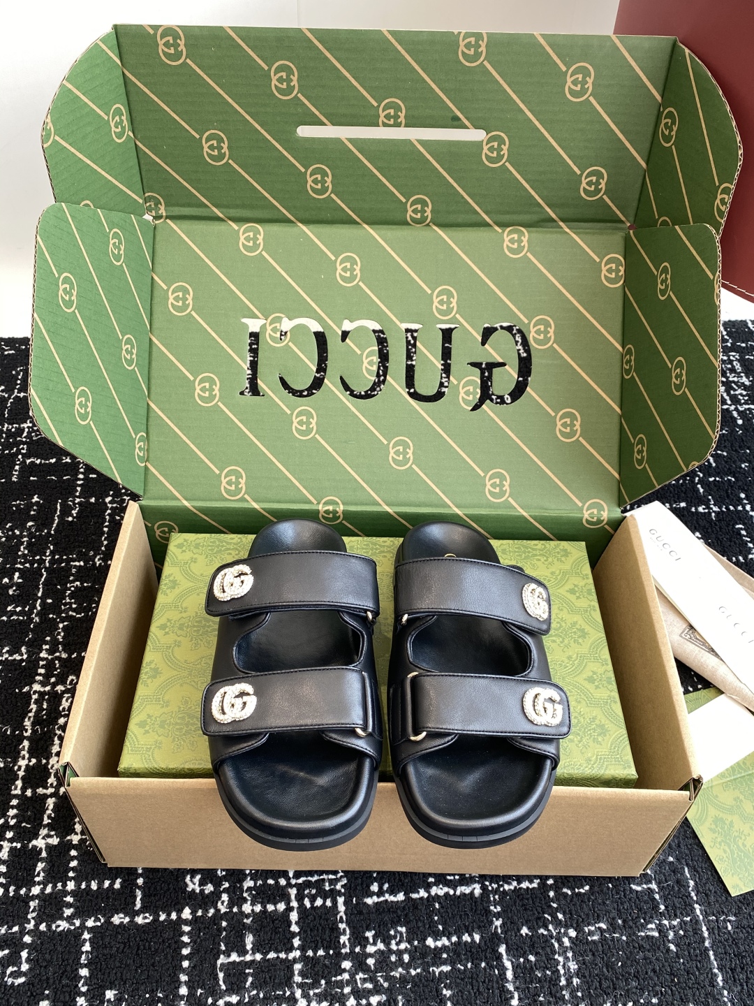 代购级
Gucci25ss 春夏季新款 官网同步水钻 沙滩凉拖鞋

此款凉鞋以GG帆布匠心打造，缀饰一眼