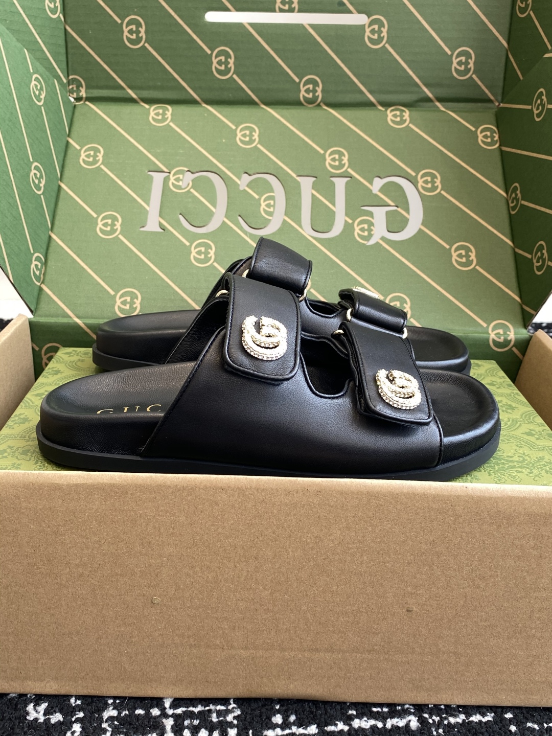 代购级
Gucci25ss 春夏季新款 官网同步水钻 沙滩凉拖鞋

此款凉鞋以GG帆布匠心打造，缀饰一眼