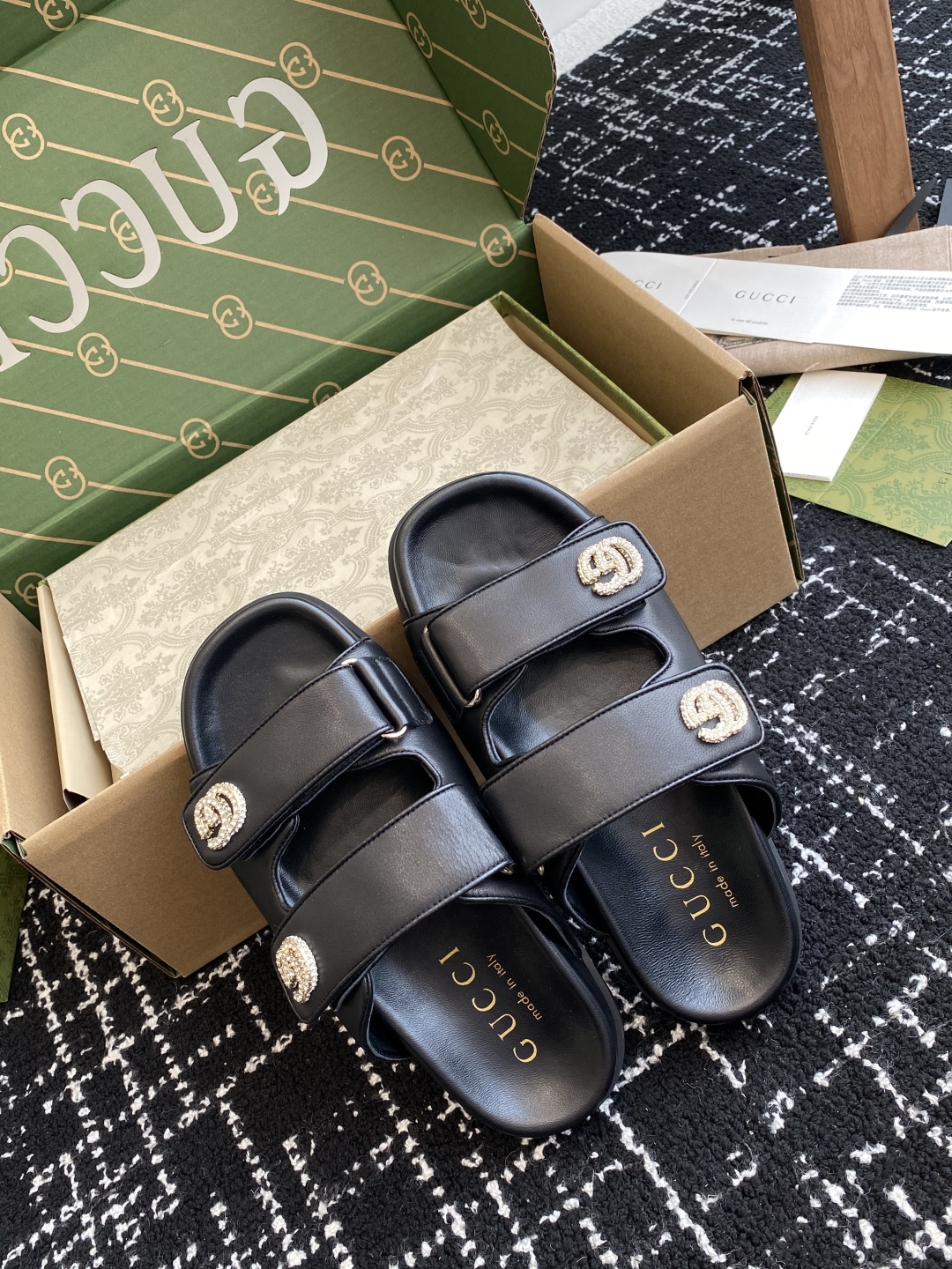 代购级
Gucci25ss 春夏季新款 官网同步水钻 沙滩凉拖鞋

此款凉鞋以GG帆布匠心打造，缀饰一眼