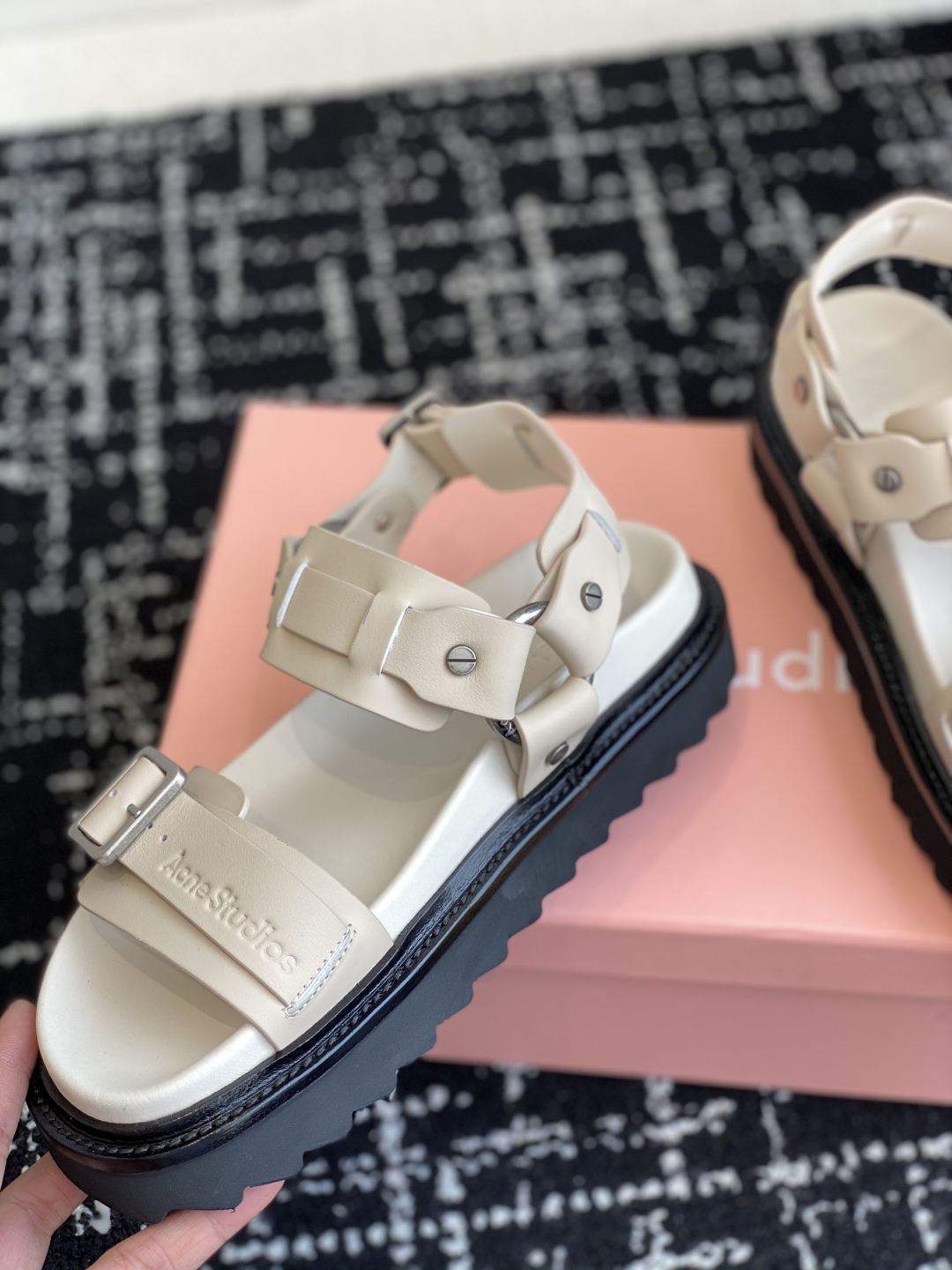 代购级
Acne Studios 25ss 新款春夏 Acne Studios凉鞋

鞋面采用带有纹路的