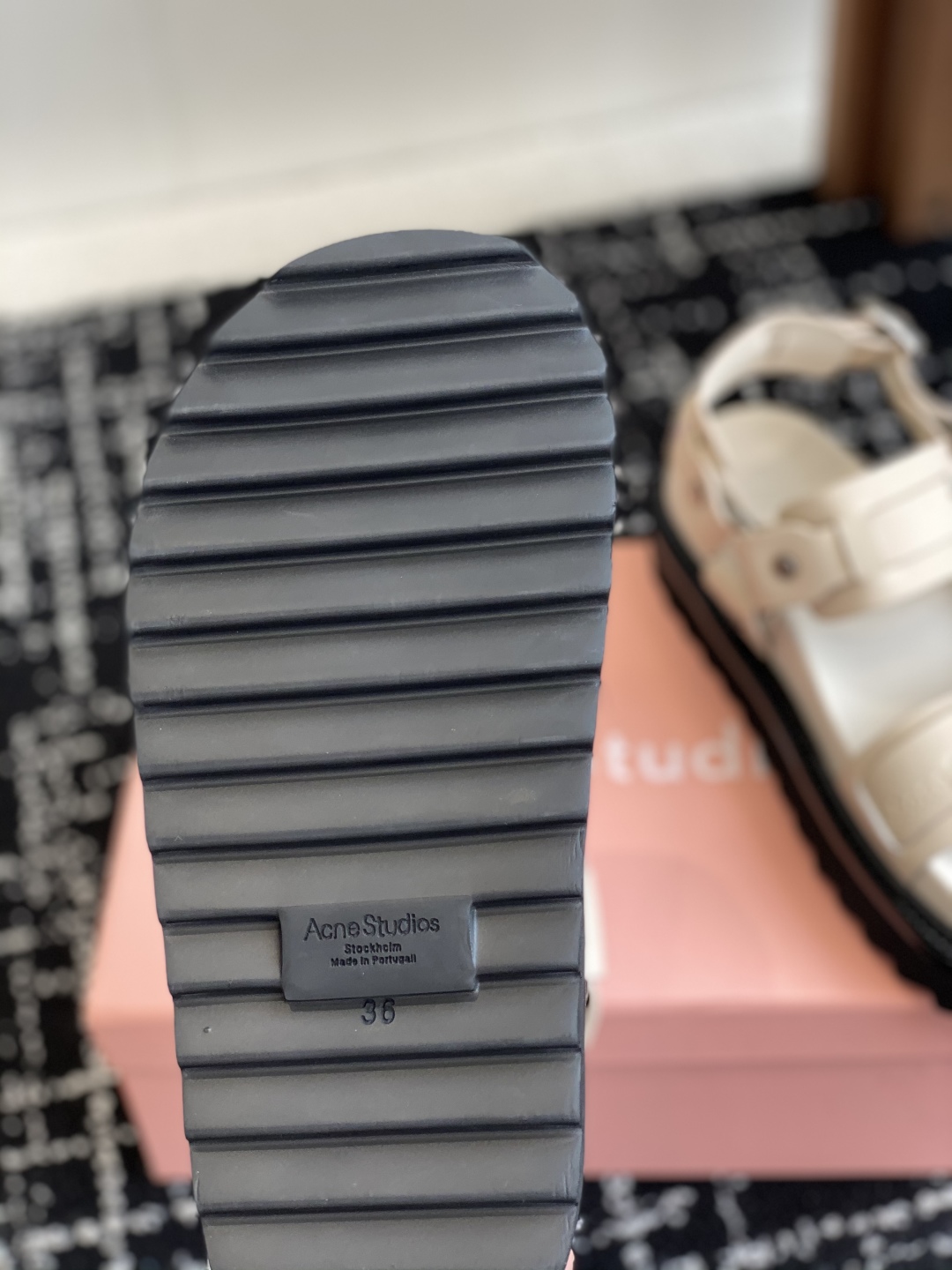 代购级
Acne Studios 25ss 新款春夏 Acne Studios凉鞋

鞋面采用带有纹路的