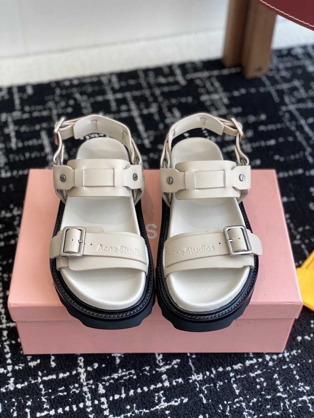 代购级
Acne Studios 25ss 新款春夏 Acne Studios凉鞋

鞋面采用带有纹路的
