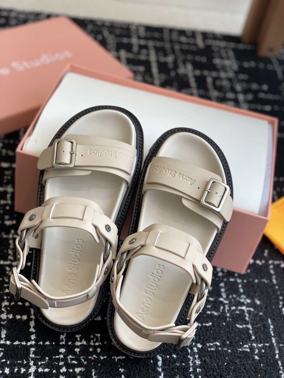 代购级
Acne Studios 25ss 新款春夏 Acne Studios凉鞋

鞋面采用带有纹路的