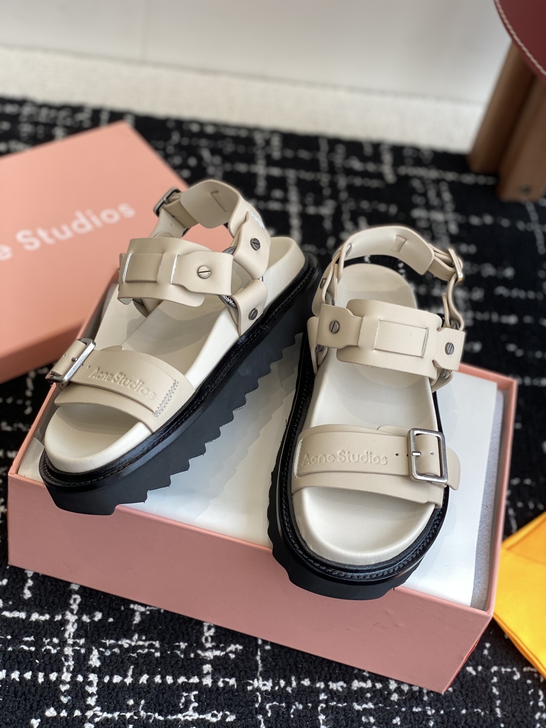 代购级
Acne Studios 25ss 新款春夏 Acne Studios凉鞋

鞋面采用带有纹路的
