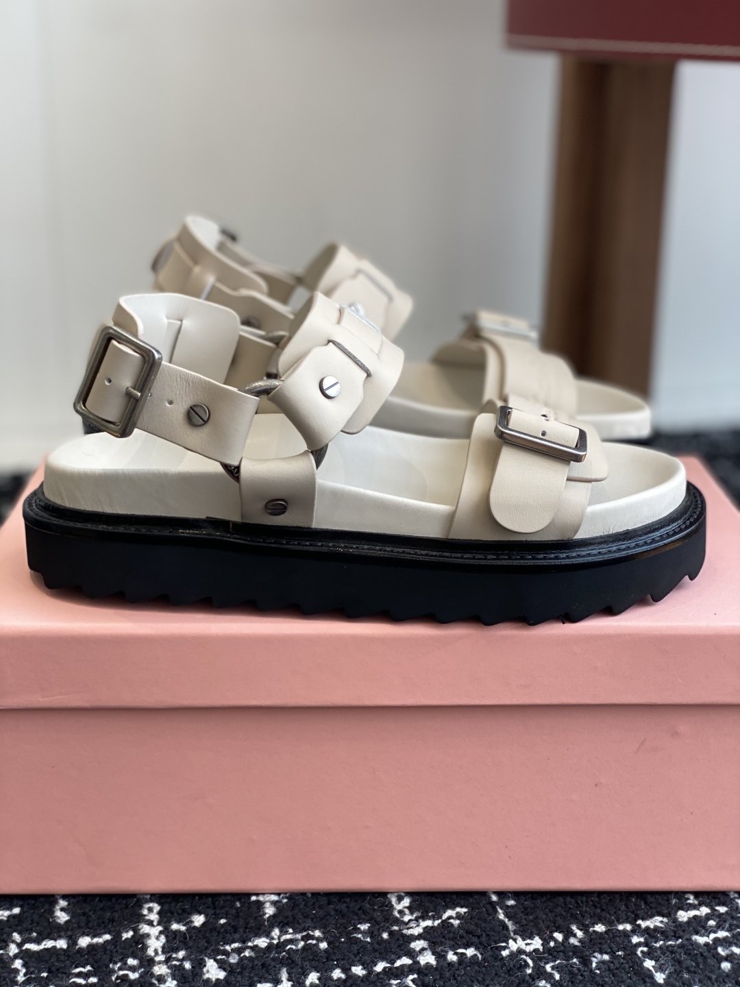 代购级
Acne Studios 25ss 新款春夏 Acne Studios凉鞋

鞋面采用带有纹路的