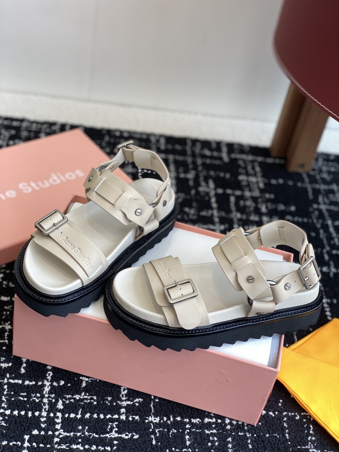 代购级
Acne Studios 25ss 新款春夏 Acne Studios凉鞋

鞋面采用带有纹路的
