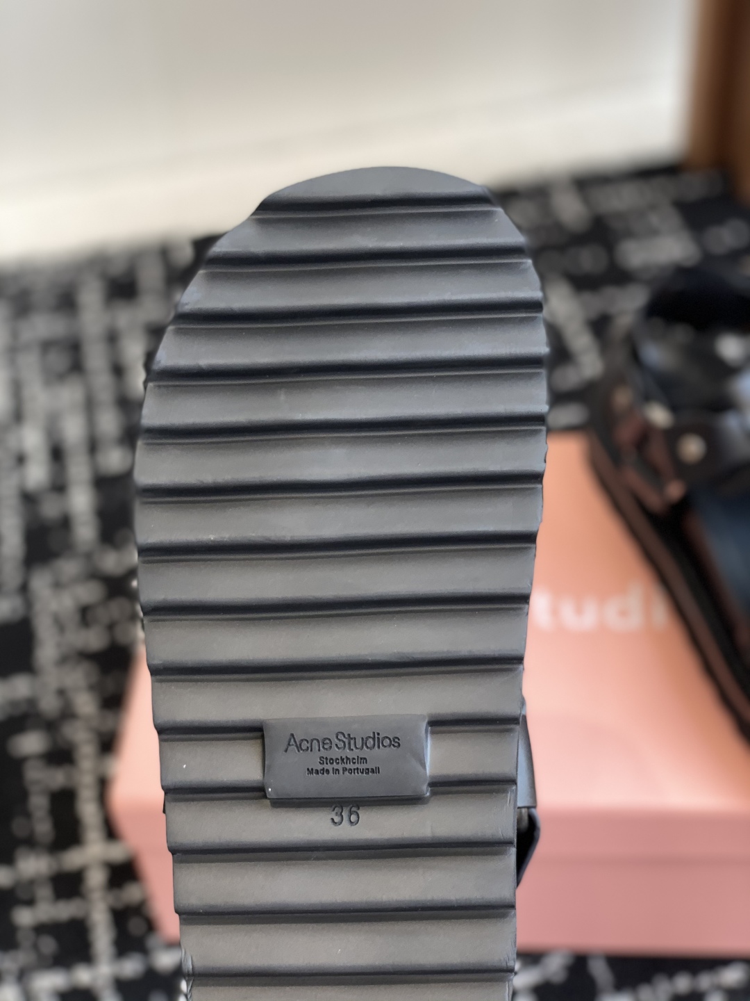 代购级
Acne Studios 25ss 新款春夏 Acne Studios凉鞋

鞋面采用带有纹路的
