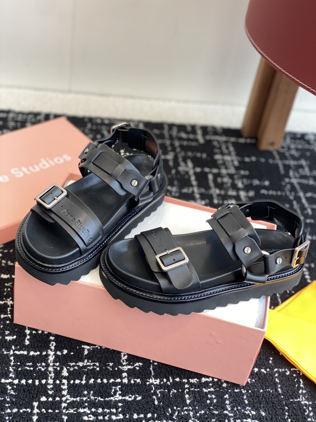 代购级
Acne Studios 25ss 新款春夏 Acne Studios凉鞋

鞋面采用带有纹路的