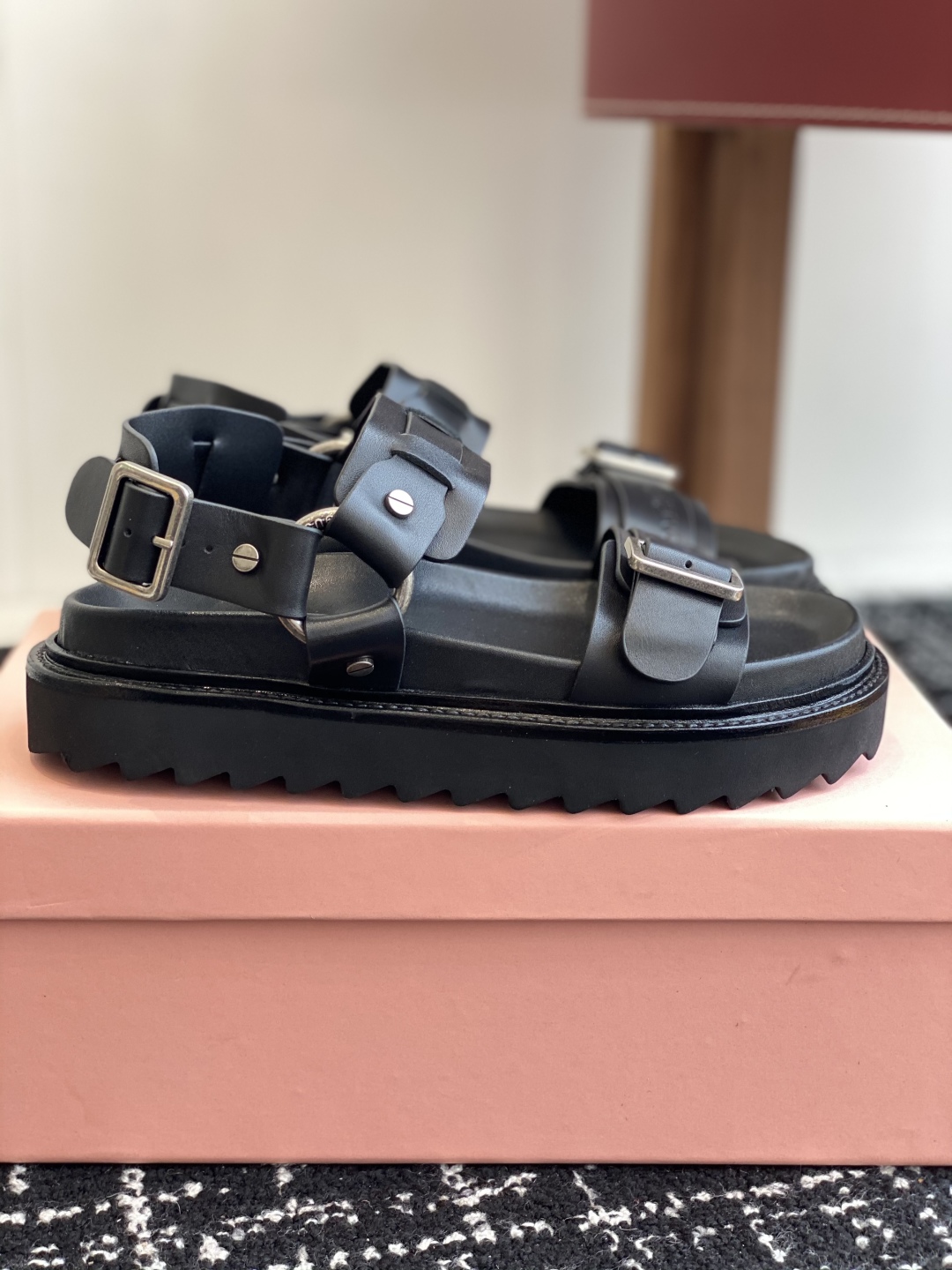 代购级
Acne Studios 25ss 新款春夏 Acne Studios凉鞋

鞋面采用带有纹路的