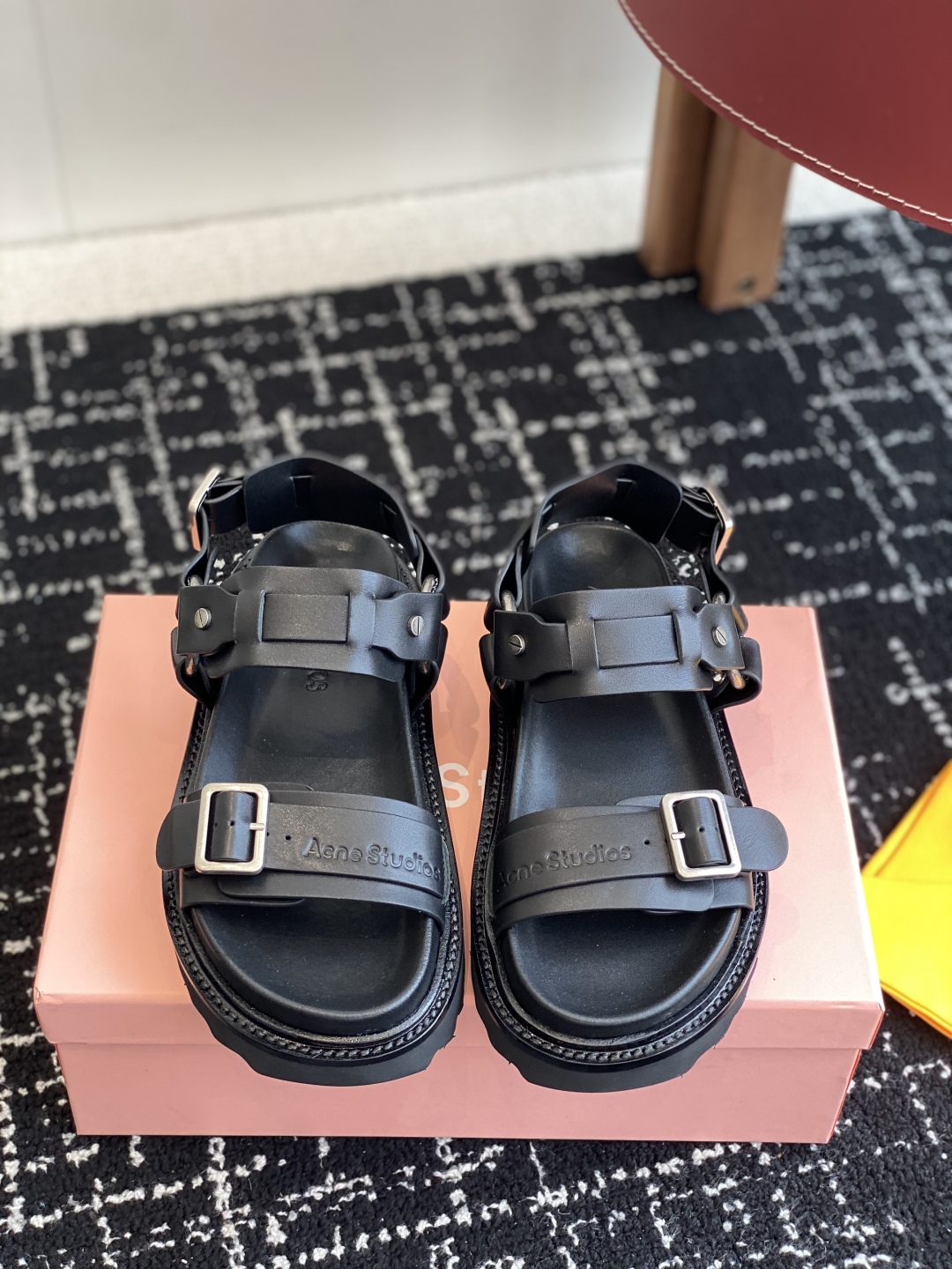 代购级
Acne Studios 25ss 新款春夏 Acne Studios凉鞋

鞋面采用带有纹路的