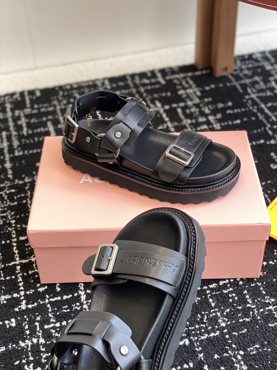 代购级
Acne Studios 25ss 新款春夏 Acne Studios凉鞋

鞋面采用带有纹路的