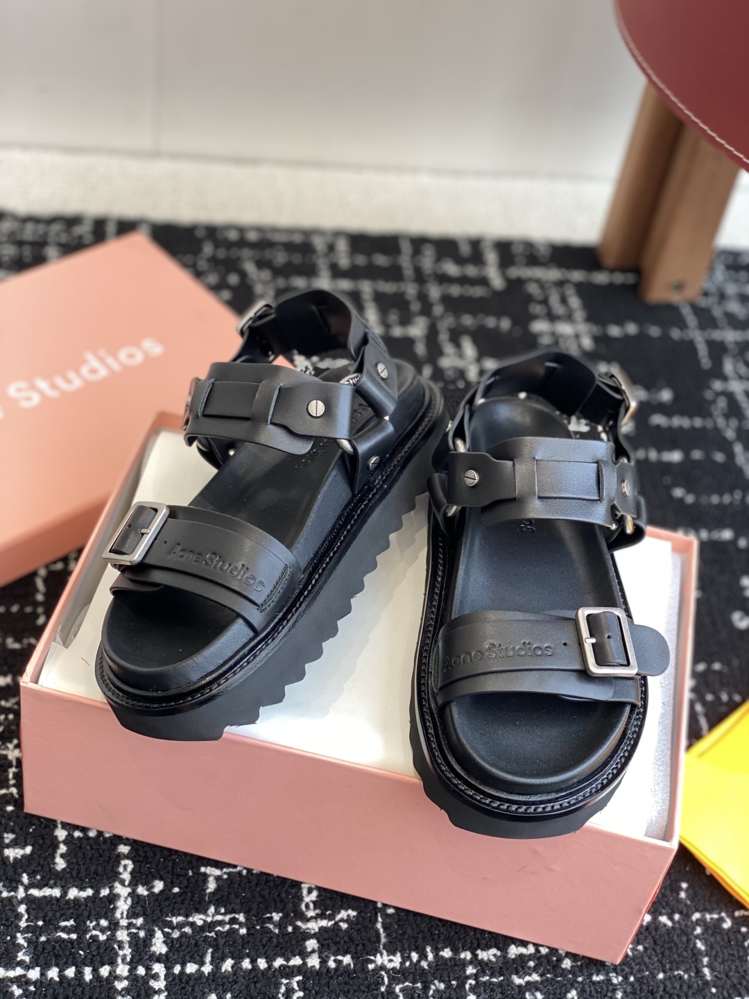 代购级
Acne Studios 25ss 新款春夏 Acne Studios凉鞋

鞋面采用带有纹路的