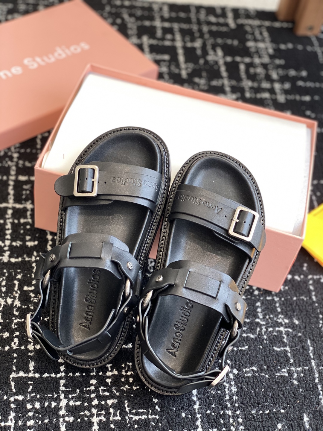 代购级
Acne Studios 25ss 新款春夏 Acne Studios凉鞋

鞋面采用带有纹路的