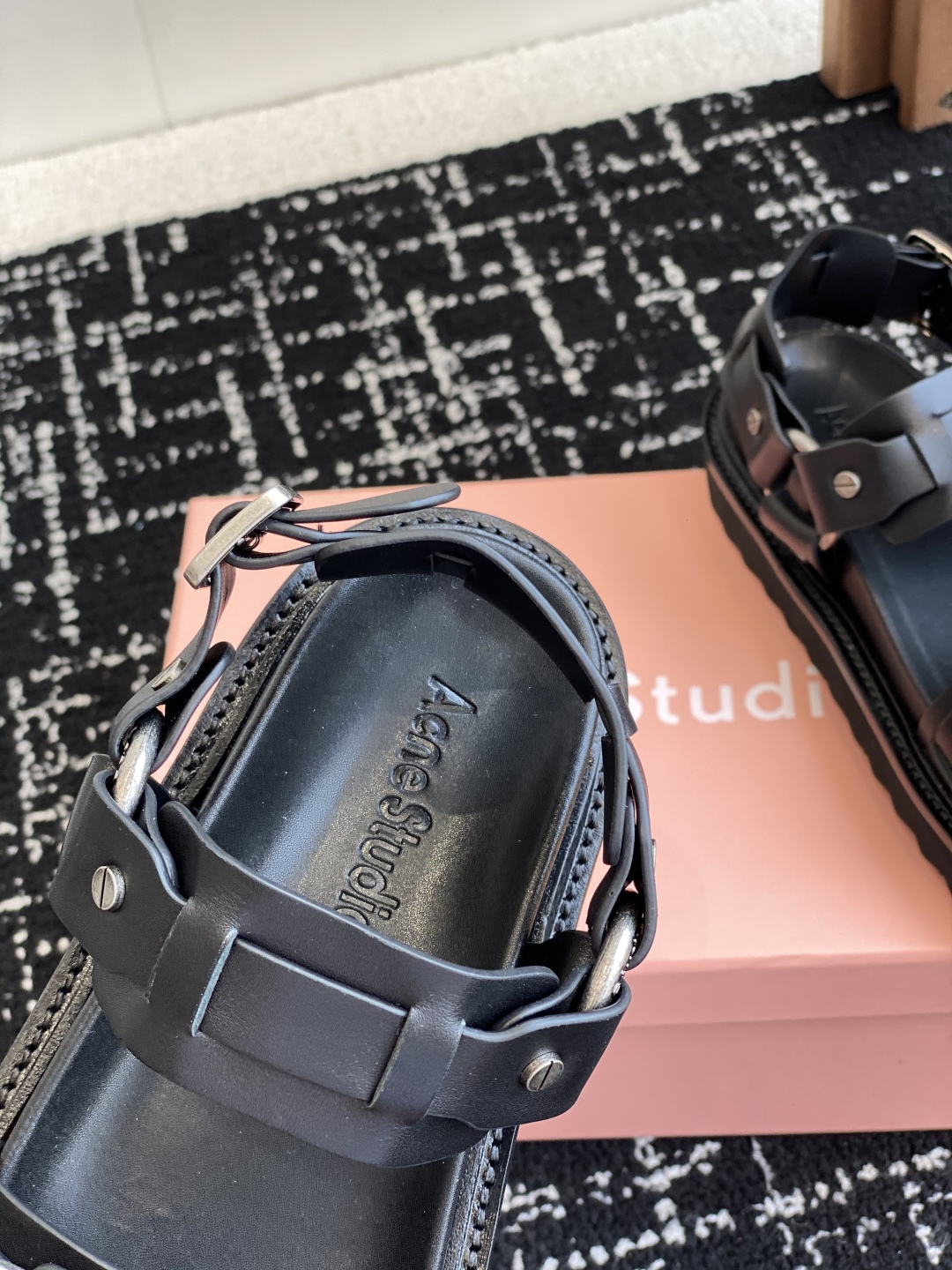 代购级
Acne Studios 25ss 新款春夏 Acne Studios凉鞋

鞋面采用带有纹路的