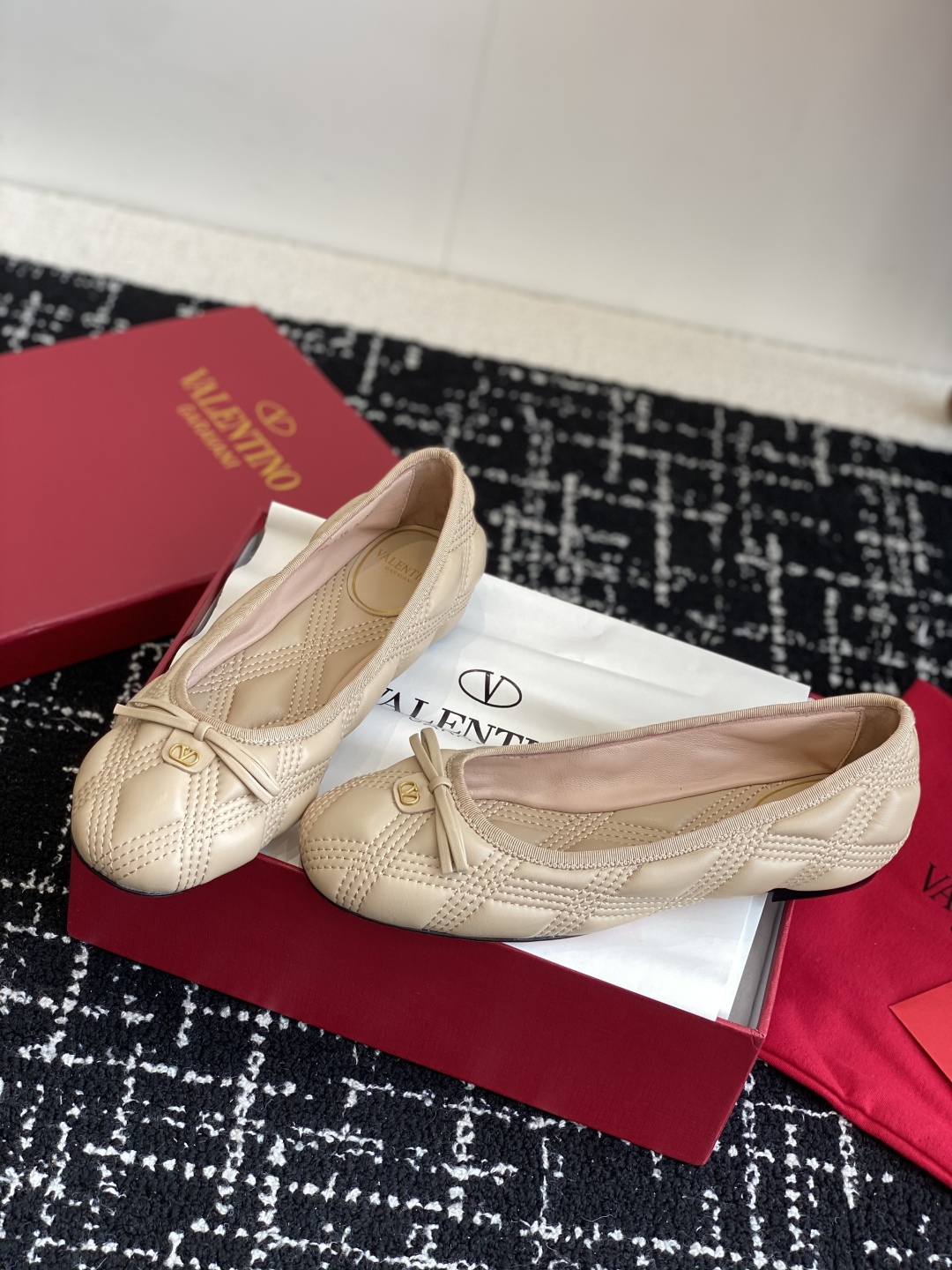 代购级
Valentino 华伦天奴 25ss 春夏 新款 电绣 芭蕾舞鞋

无法拒绝的芭蕾舞鞋 相比于