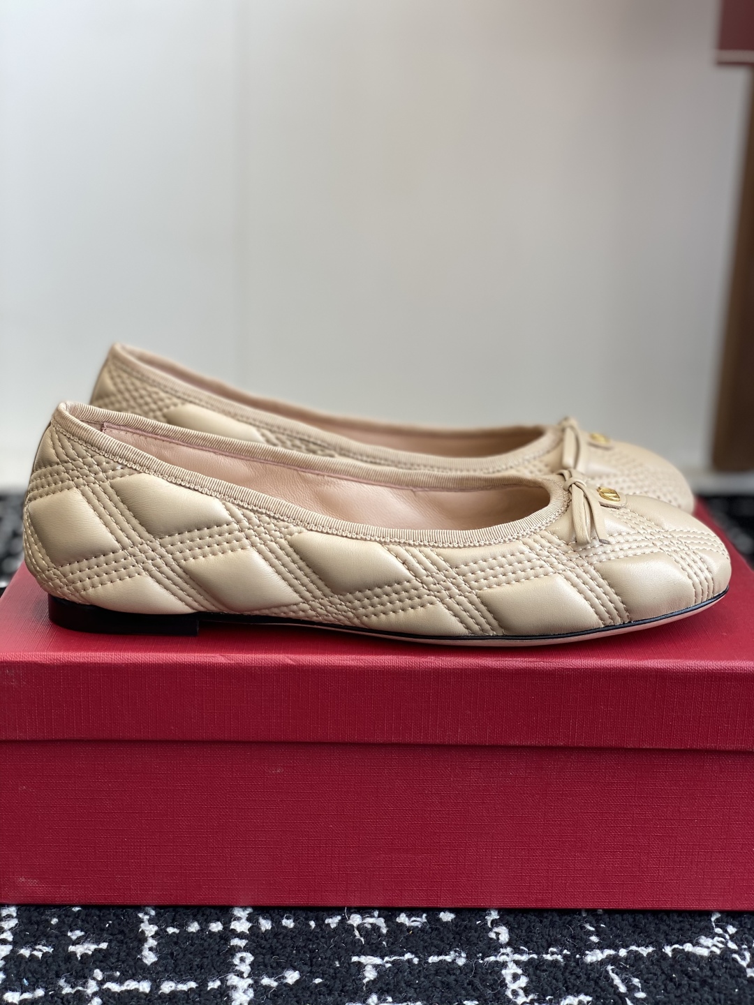 代购级
Valentino 华伦天奴 25ss 春夏 新款 电绣 芭蕾舞鞋

无法拒绝的芭蕾舞鞋 相比于