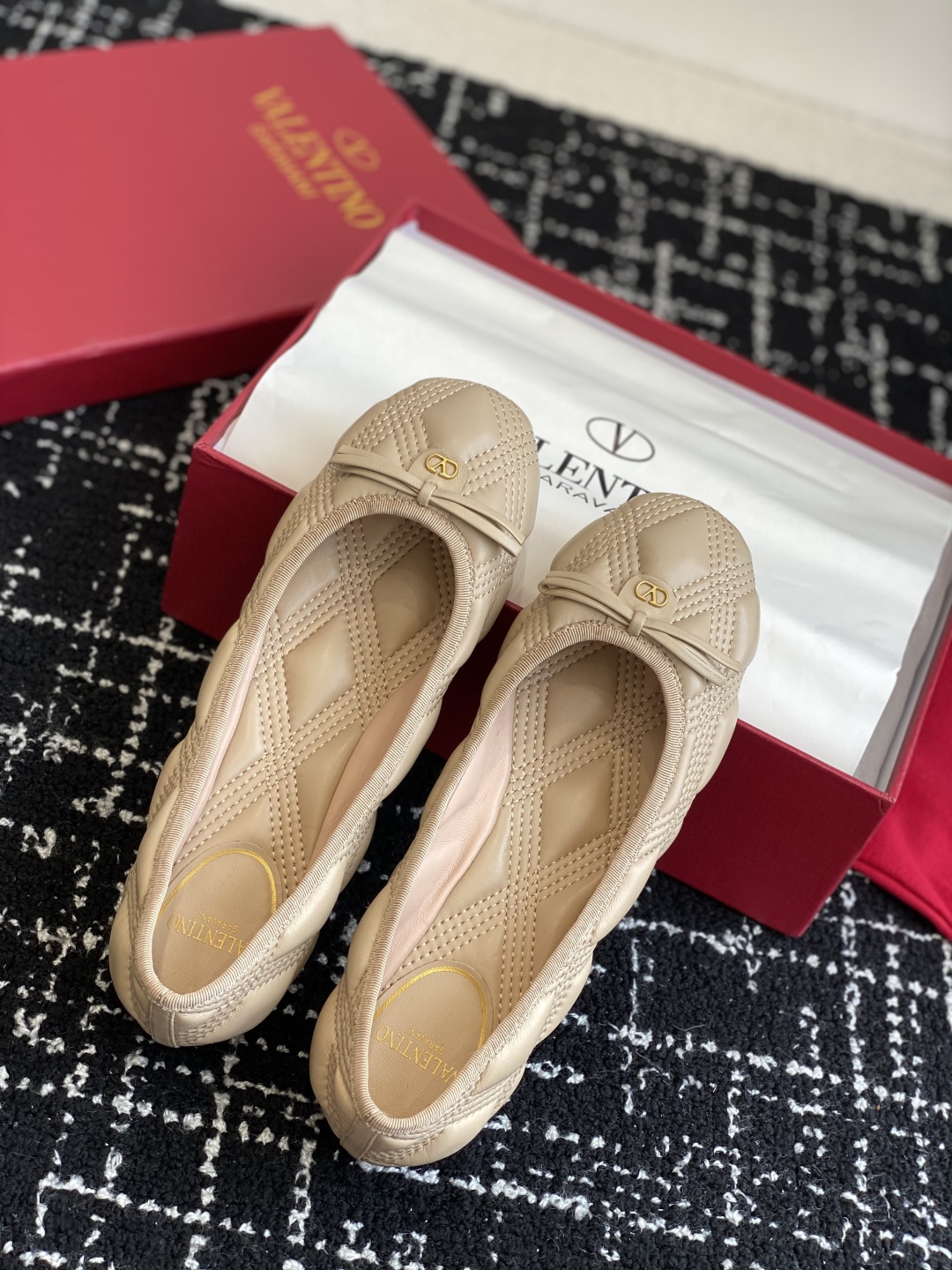 代购级
Valentino 华伦天奴 25ss 春夏 新款 电绣 芭蕾舞鞋

无法拒绝的芭蕾舞鞋 相比于