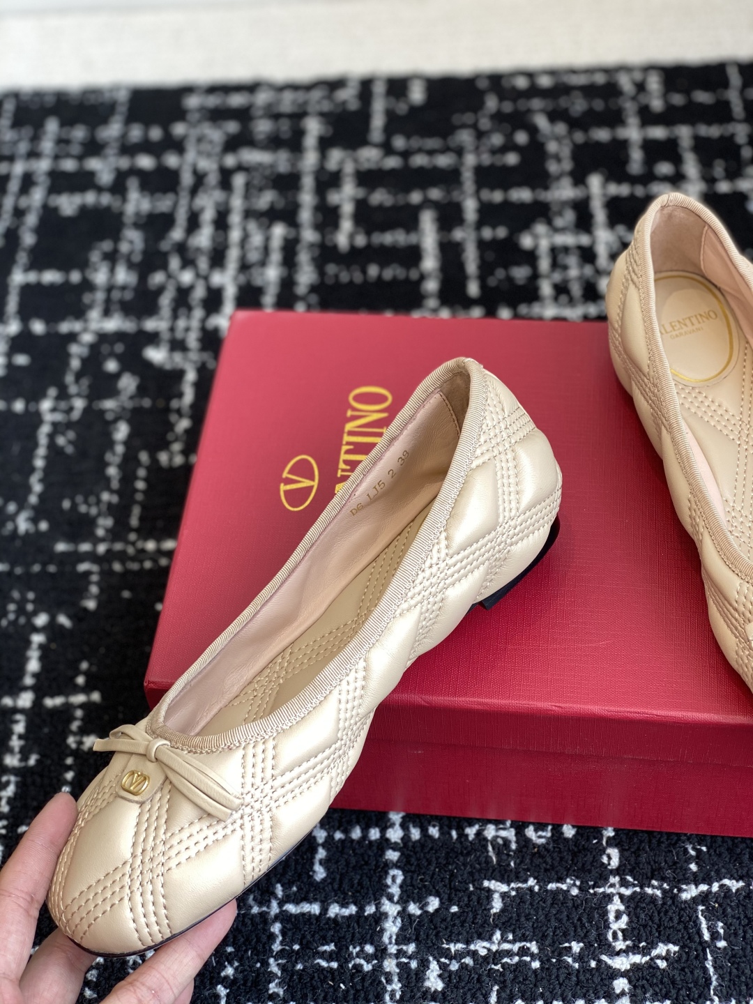 代购级
Valentino 华伦天奴 25ss 春夏 新款 电绣 芭蕾舞鞋

无法拒绝的芭蕾舞鞋 相比于