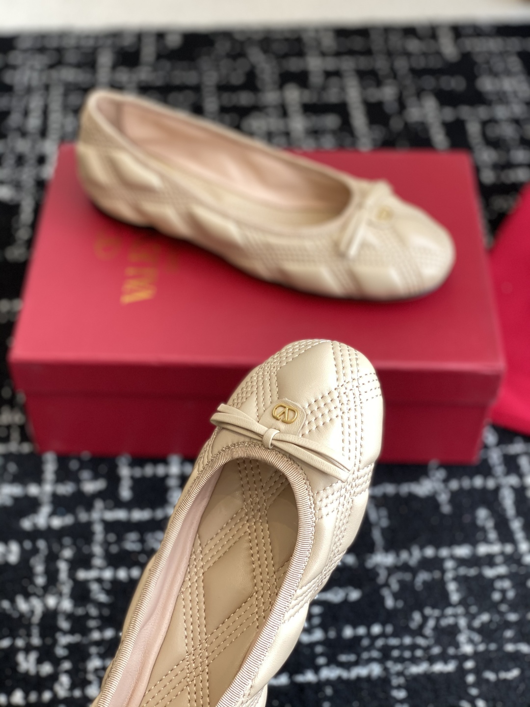 代购级
Valentino 华伦天奴 25ss 春夏 新款 电绣 芭蕾舞鞋

无法拒绝的芭蕾舞鞋 相比于