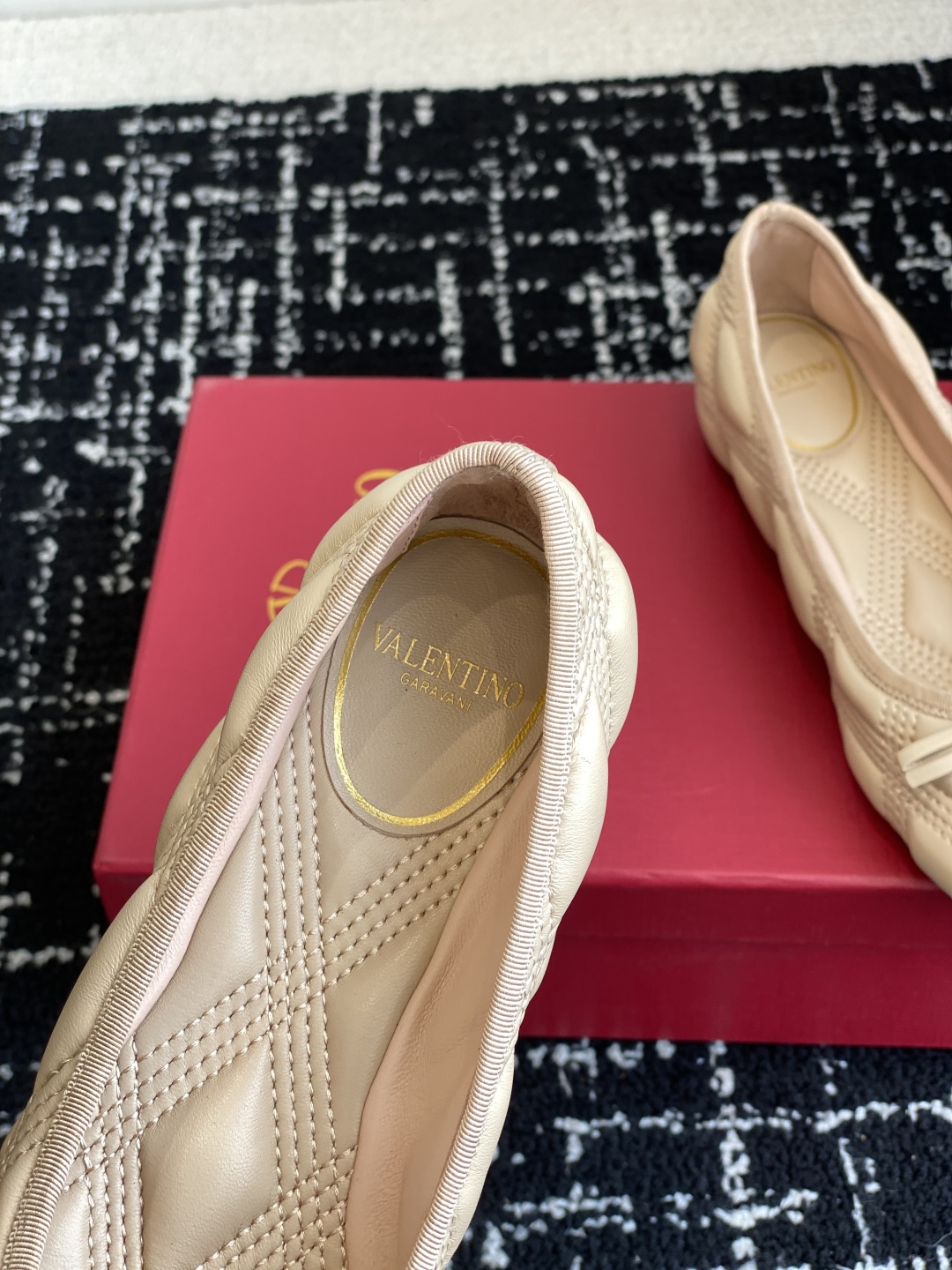 代购级
Valentino 华伦天奴 25ss 春夏 新款 电绣 芭蕾舞鞋

无法拒绝的芭蕾舞鞋 相比于