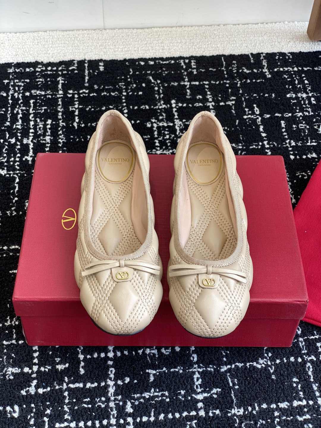 代购级
Valentino 华伦天奴 25ss 春夏 新款 电绣 芭蕾舞鞋

无法拒绝的芭蕾舞鞋 相比于