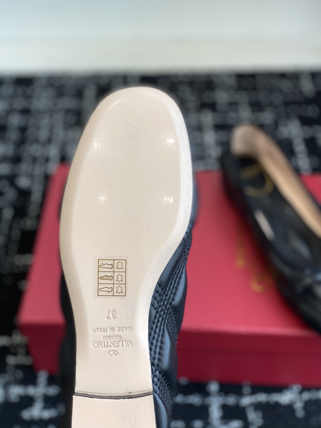 代购级
Valentino 华伦天奴 25ss 春夏 新款 电绣 芭蕾舞鞋

无法拒绝的芭蕾舞鞋 相比于
