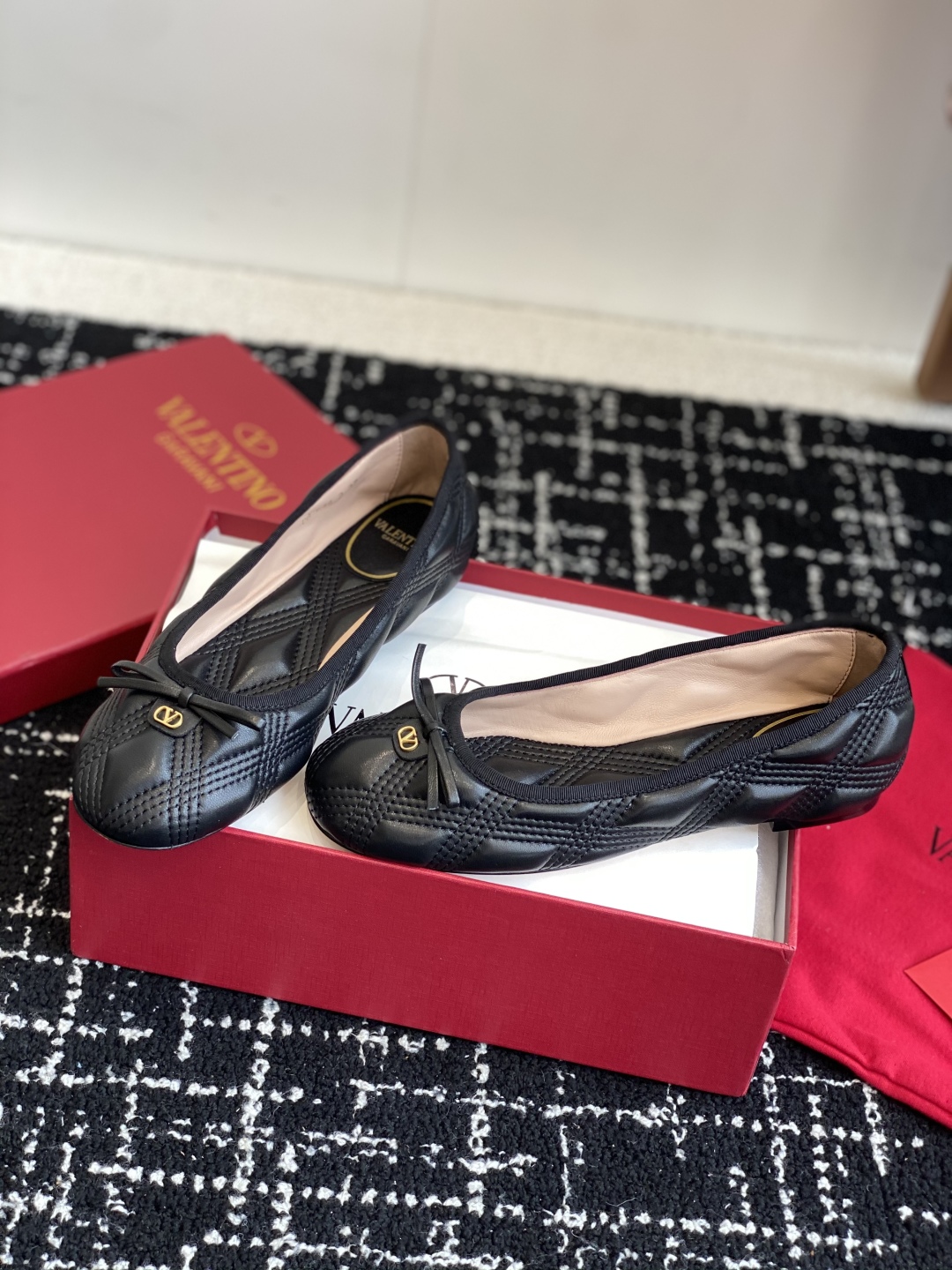 代购级
Valentino 华伦天奴 25ss 春夏 新款 电绣 芭蕾舞鞋

无法拒绝的芭蕾舞鞋 相比于