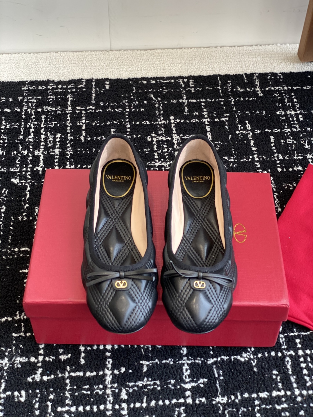 代购级
Valentino 华伦天奴 25ss 春夏 新款 电绣 芭蕾舞鞋

无法拒绝的芭蕾舞鞋 相比于