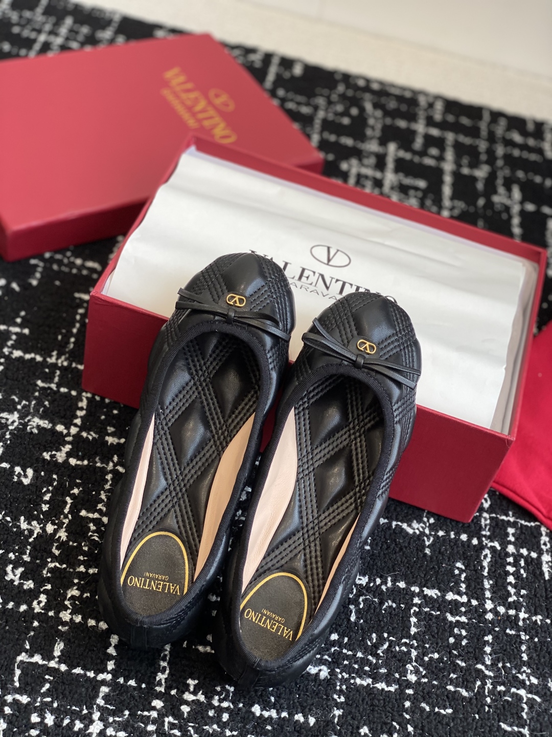 代购级
Valentino 华伦天奴 25ss 春夏 新款 电绣 芭蕾舞鞋

无法拒绝的芭蕾舞鞋 相比于
