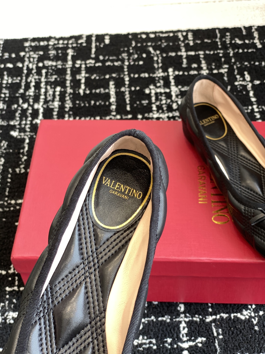 代购级
Valentino 华伦天奴 25ss 春夏 新款 电绣 芭蕾舞鞋

无法拒绝的芭蕾舞鞋 相比于
