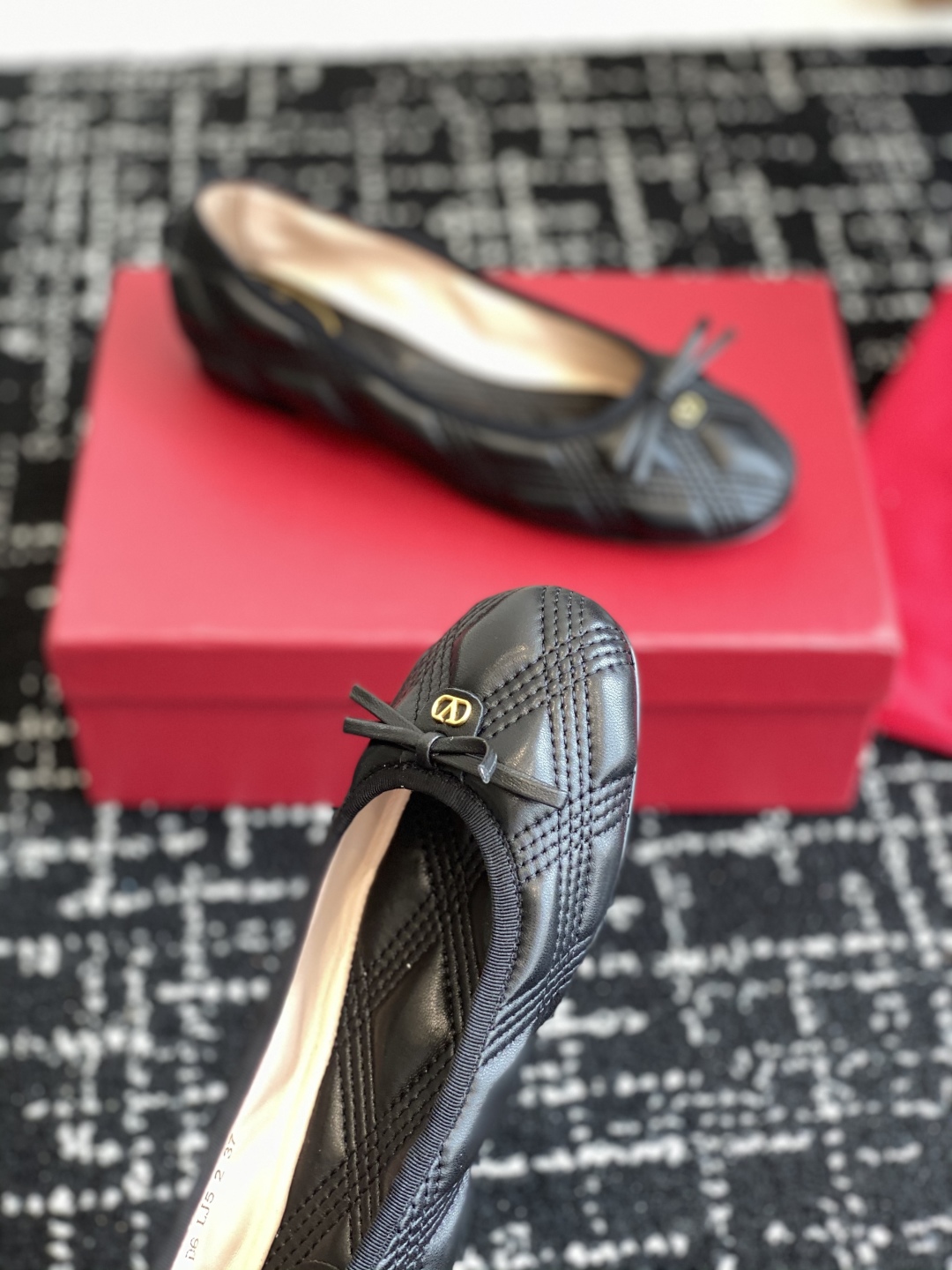 代购级
Valentino 华伦天奴 25ss 春夏 新款 电绣 芭蕾舞鞋

无法拒绝的芭蕾舞鞋 相比于