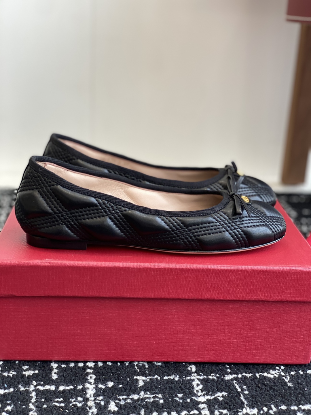 代购级
Valentino 华伦天奴 25ss 春夏 新款 电绣 芭蕾舞鞋

无法拒绝的芭蕾舞鞋 相比于