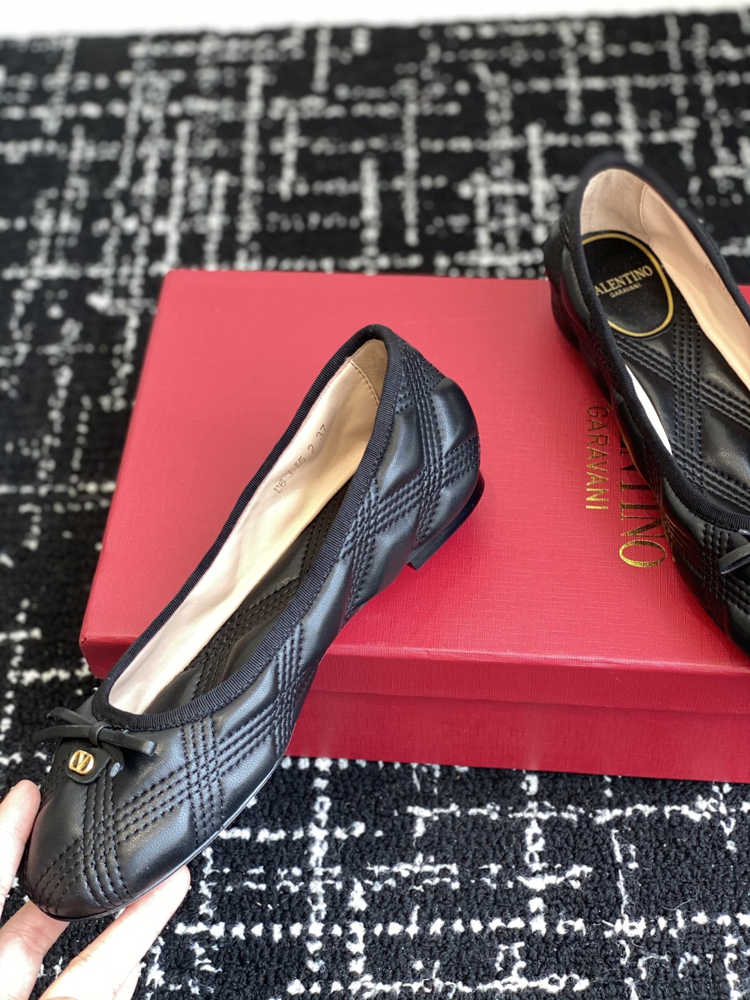 代购级
Valentino 华伦天奴 25ss 春夏 新款 电绣 芭蕾舞鞋

无法拒绝的芭蕾舞鞋 相比于